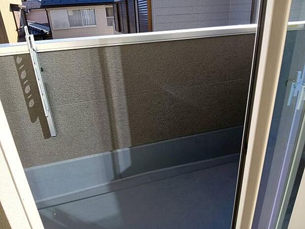 お洗濯ものもしっかり干せるバルコニーが付いています。