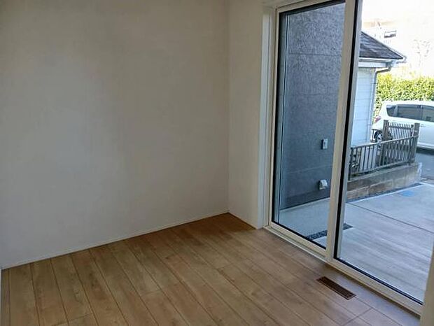 駐車スペースが見える位置の1階洋室。荷物が多い時は、ここから荷物の出し入れをしてもよさそうですね。