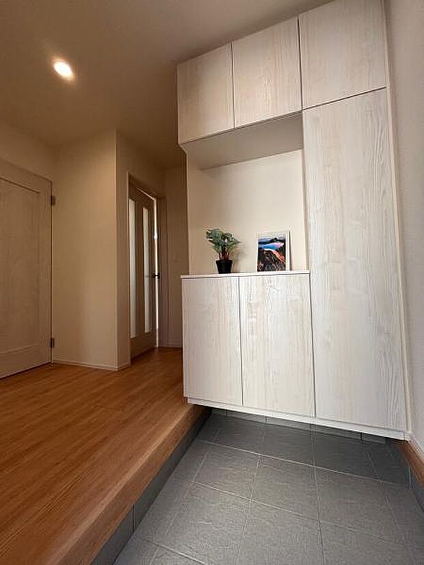 コの字型のシューズボックスは天井まであり、収納力も豊富。お好きなインテリアグッズも飾れます。