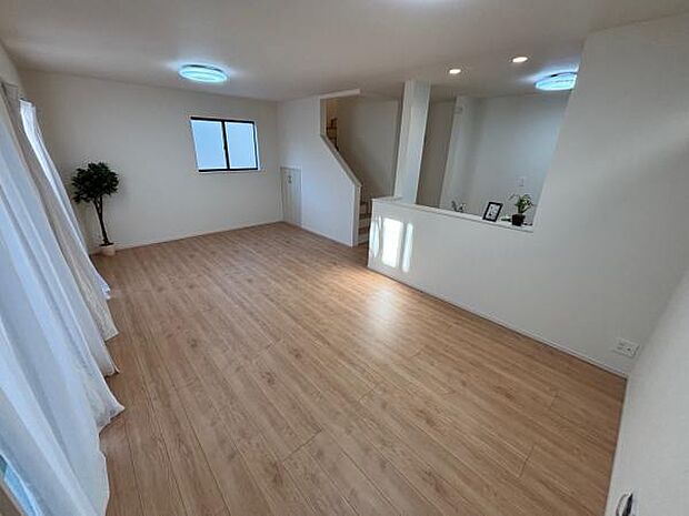 17帖のLDKは3面採光で明るい空間。リビングイン階段採用で家族が自然と顔を合わせられます。