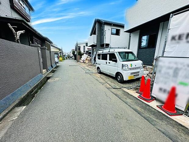 10/25撮影 前面道路は4ｍ。交通量も少なく安心の道路です。