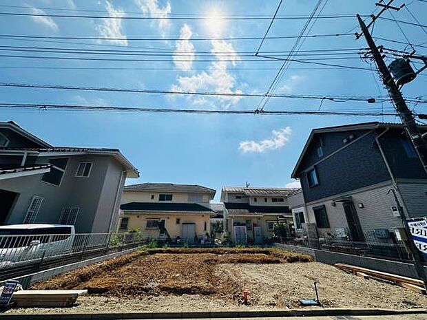 9/1撮影 綺麗な整形地です。プライベート空間が道路から見えない北道路。