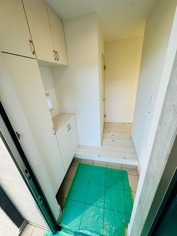 （C号棟） コの字型で使いやすい玄関。小物も置けるので外出時にも便利です。