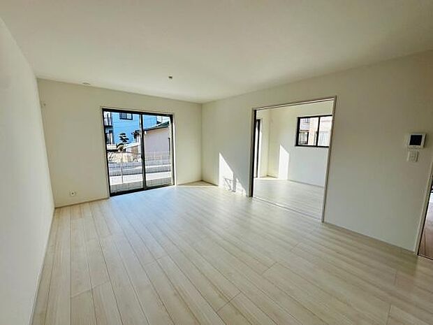 （A号棟） 16帖の広々リビングは、1階でも陽当たりの良さがわかる明るさ。