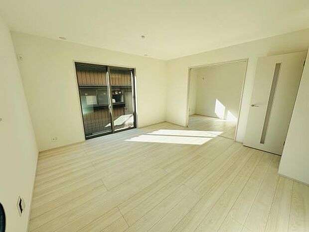 （C号棟） 隣に洋室が付いたLDK。家族での団らん空間も広々とお使いいただけます。 