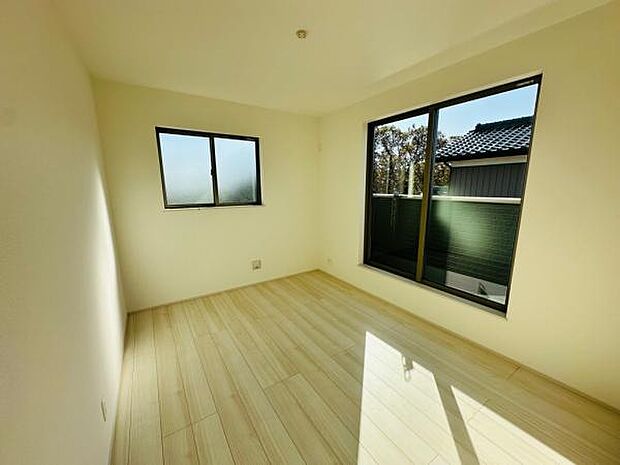 （C号棟） 主寝室は光が差し込む温かい雰囲気です。伸び伸びと自分の空間を楽しむことができます。