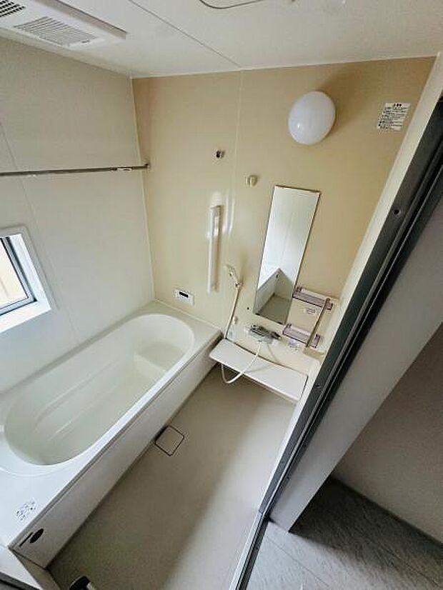 淡いカラーリングで目にも優しい浴室。日々使いやすい仕様となっています。