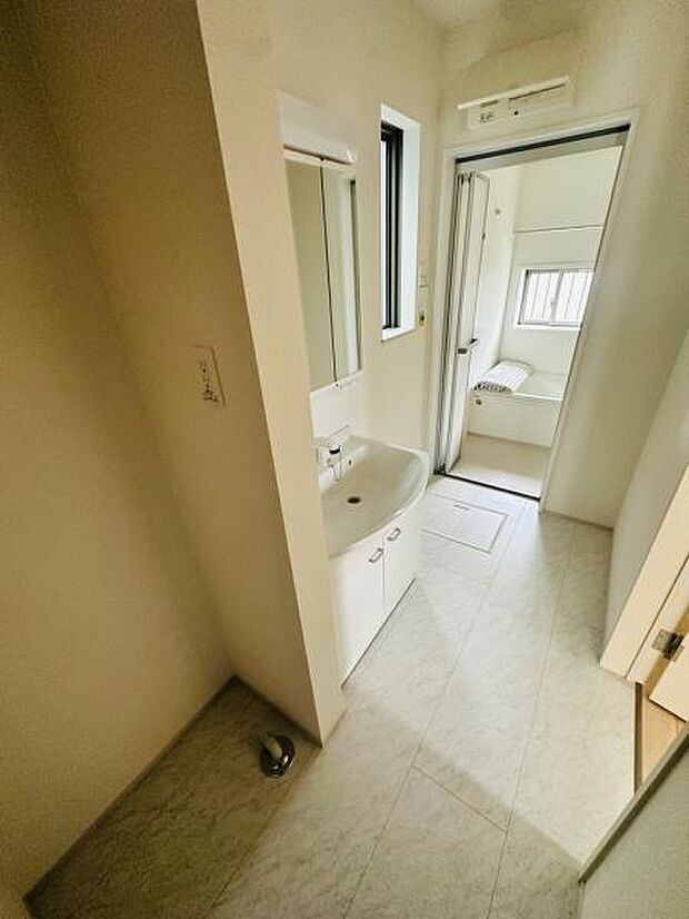 洗面スペース横に洗濯機置き場が別であり、脱衣スペースがより広く使えます。