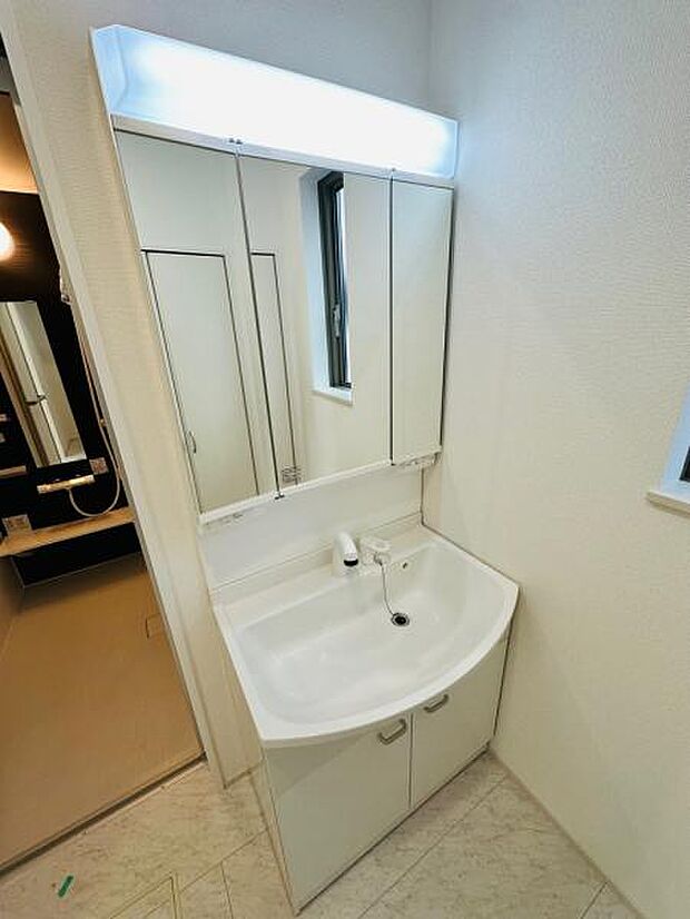 （C号棟） 3面鏡使用になる洗面台です。中に収納もしっかり入る為、スッキリしまうことが叶います。