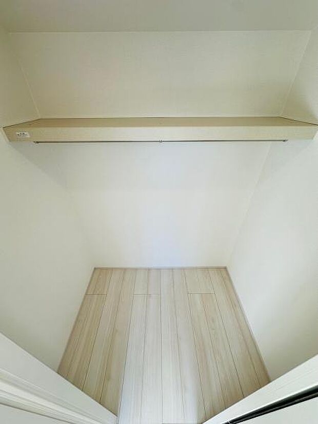 （C号棟） 棚も付いたWIC。スッキリ空間が叶う嬉しい収納です。