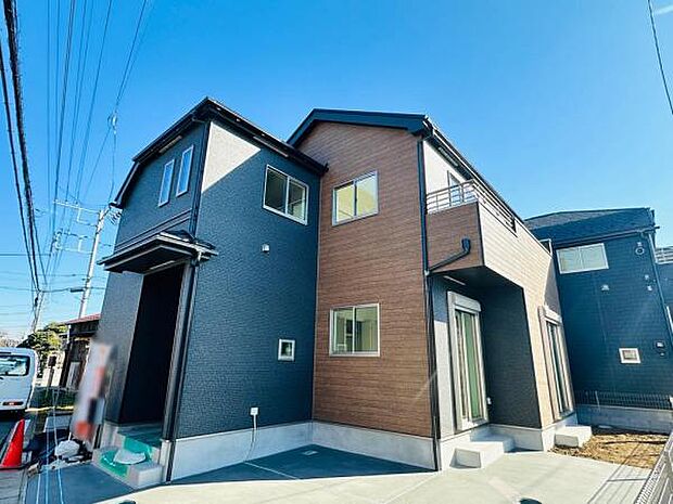 （A号棟） 手前に位置する開放的なA号棟。モダンで落ち着きのある外観です。