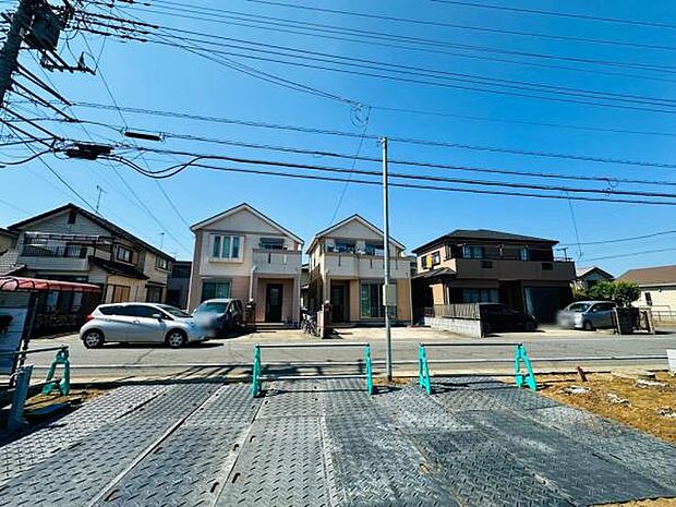 9/1撮影 分譲地中から見た景色です。目の前も住宅が並んでおり、生活しやすい立地です。