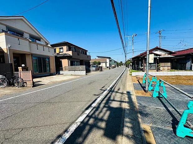 前面道路は見通しが良く広々としています。