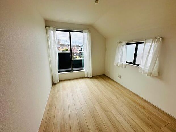 2階の居室はゆとりのある広さ。ベッドを置いてもスペースに余裕が生まれます。