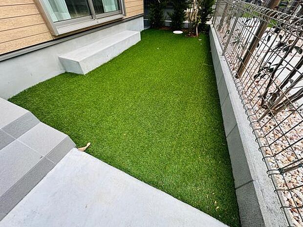 鮮やかな緑が美しく、お手入れも楽ちんな人工芝。