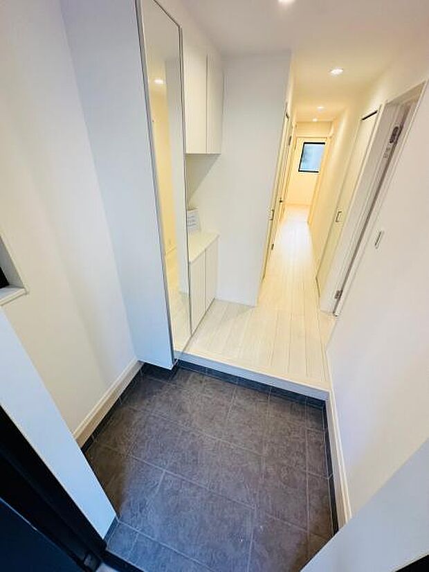 コンパクトな玄関ですが、天井高まであるシューズボックスが便利。全身鏡があるのも嬉しいですね。