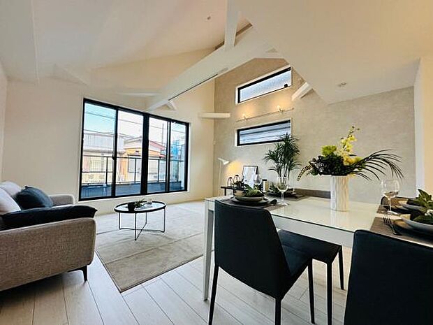 道路からの視線が気にならない過ごしやすい21.5帖もの大空間LDK。