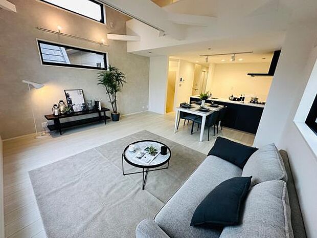 家族が憩う寛ぎリビング。圧巻の広さを是非現地でご確認ください。