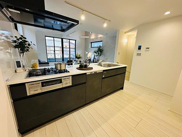 オープンタイプのキッチンなので、ご家族の過ごすリビングが見える仕様。家事も負担軽減の食洗機付き。