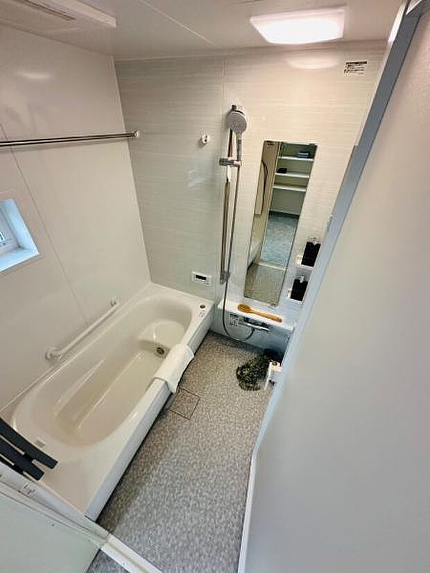 半身浴ステップ付バスタブのあるバスルーム。安心して親子入浴も出来、節約も叶う快適バスルーム。