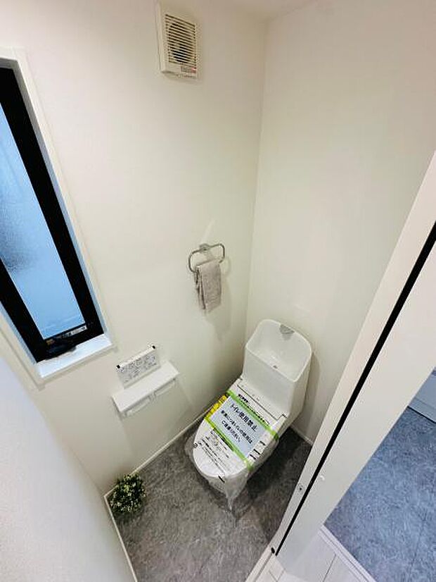 水回りまとまる2階トイレ。寛ぎ空間奥のため音問題も気になりにくい配置。