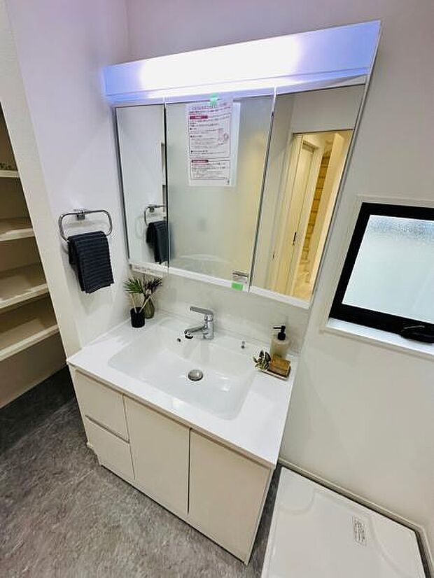 この空間、嵩張るタオル類など収納にあると嬉しい可動棚式収納棚。