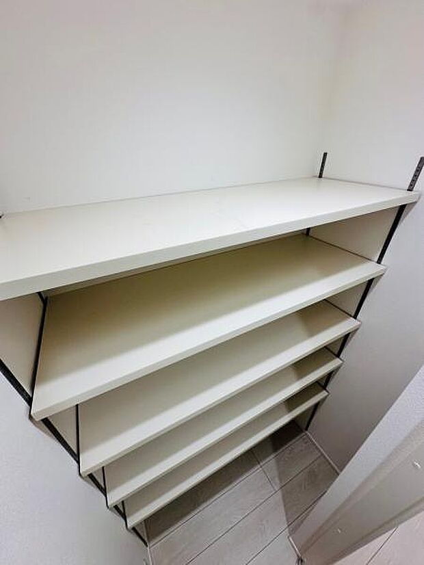 洗面脱衣室に横幅たっぷりの可動棚式収納棚。ストックやタオル類の収納におすすめ。