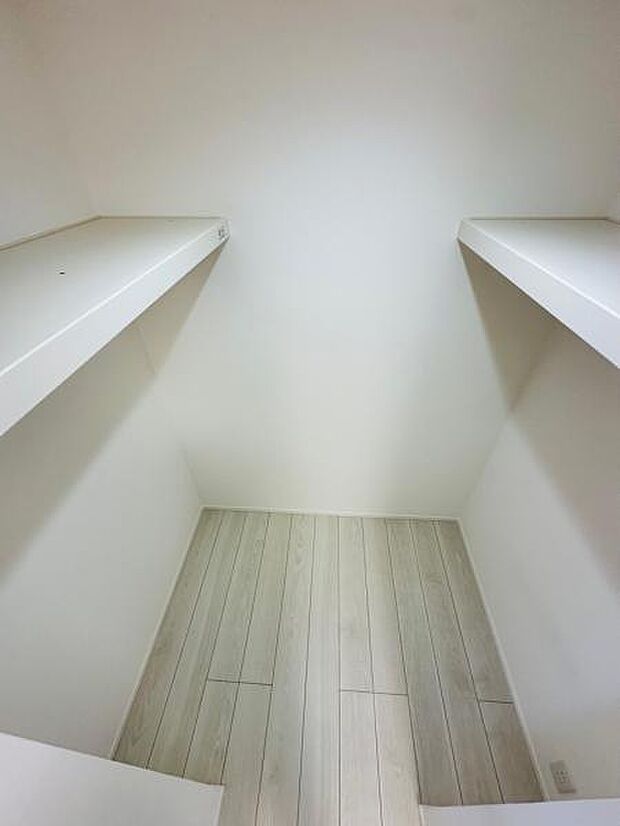 5.2帖にある両サイドハンガーポール付きのウォークインクローゼット。