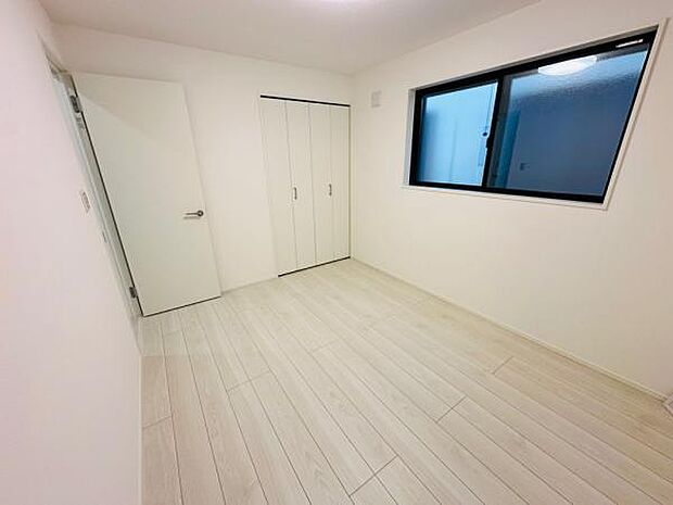 ホワイト基調で広さ感じる5.6帖のお部屋。