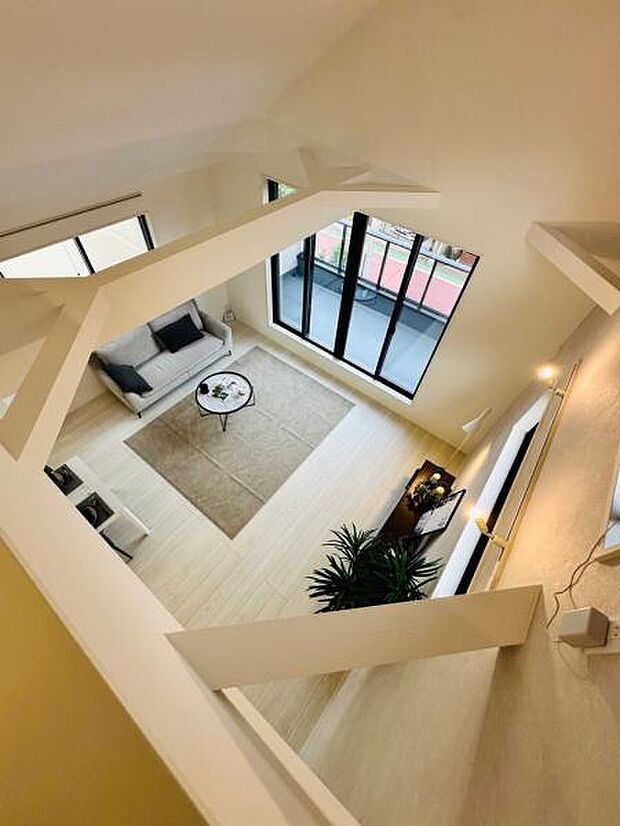 ロフトから覗くリビング。上から見ても開放感ある空間。