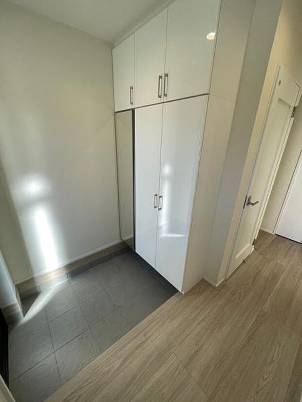 大容量のシューズボックスのある玄関スペースです。 並んで脱ぎ履きもできそうです。