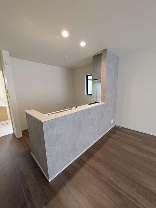 C号棟 リビングから見たキッチン。淡いグレーがやわらかい印象でおしゃれです。