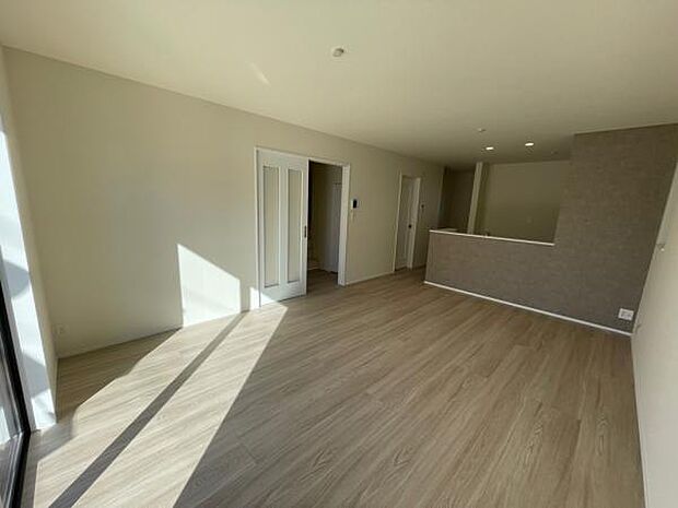 A号棟 明るく日差しの差し込むリビングルーム。家具の配置もしやすい形です。