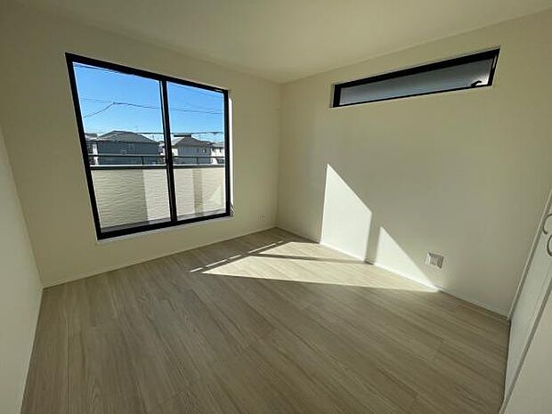 A号棟 大きく開放的な窓のある寝室です。気持ちの良い目覚めができそうです。