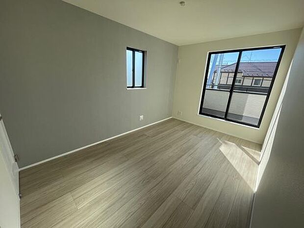 D号棟 主寝室からはバルコニーに出入りできます。