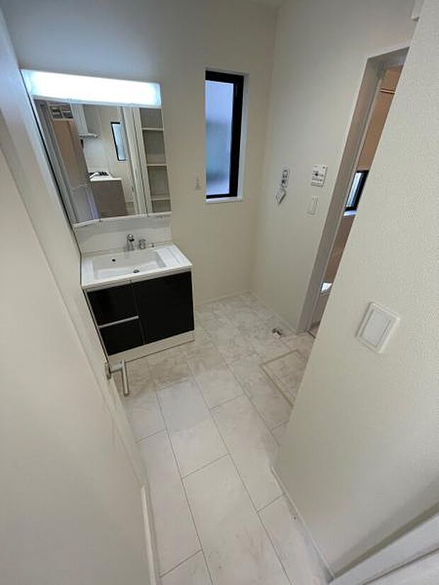 A号棟 洗面スペースは、浴室入口横に棚が備え付けられております。