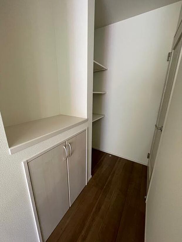 B号棟 キッチン付近に配置された収納スペース。ちょっとした小物を置くにも便利です。