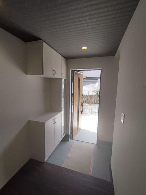 玄関は土間スペースもついています。欲しい収納が揃っています。