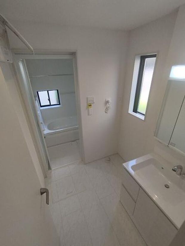 キッチン裏手にある脱衣所と浴室。家事動線が良く使いやすいです。