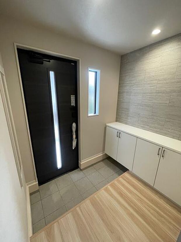 1号棟 フロートのシューズボックスで高級感プラス。ホール広さも取れていて高級感ある印象的な玄関が毎日お出迎え。