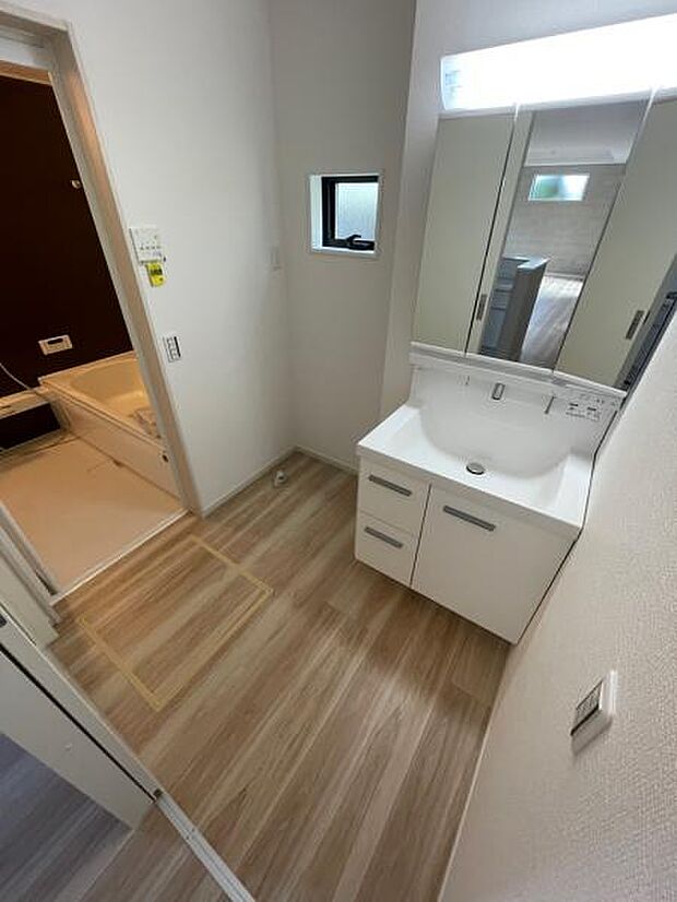 1号棟 家事動線に良いキッチン裏にまとまる水回り。