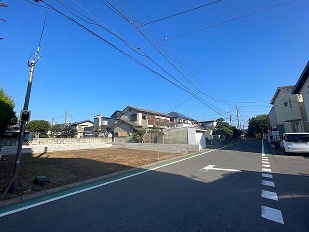 前面道路は幅があり、見通しも良い為開放的です。