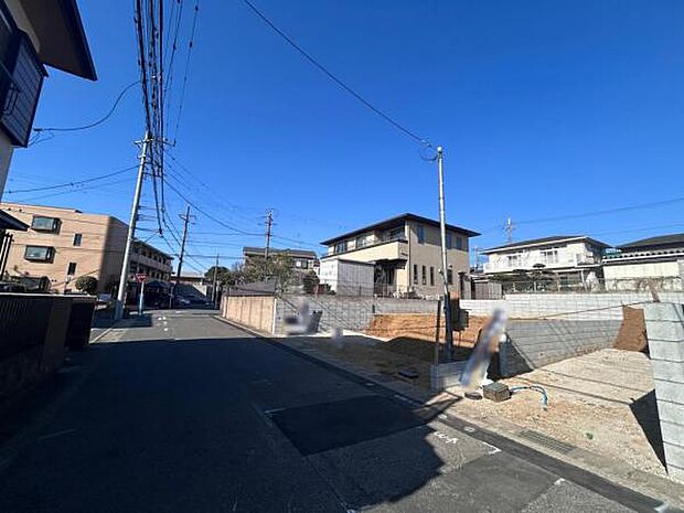 前面道路も広々、閑静な住宅街で落ち着いて過ごすことができそうです。