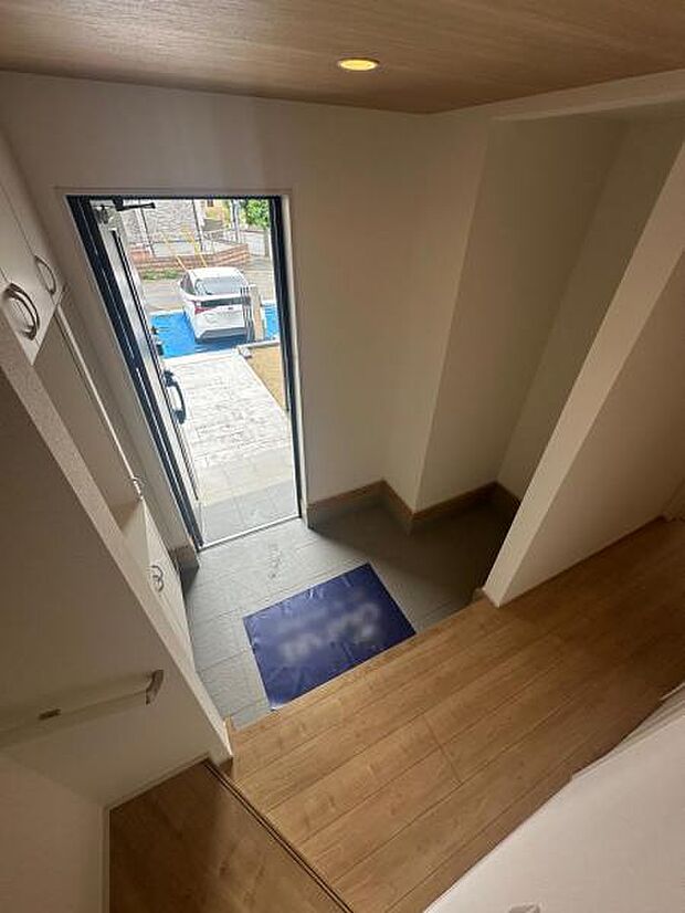 家族の過ごすリビングが見えないプライベートを守る玄関。