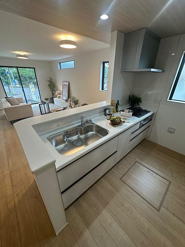 折下天井採用のキッチン。空間のメリハリが出ますね。