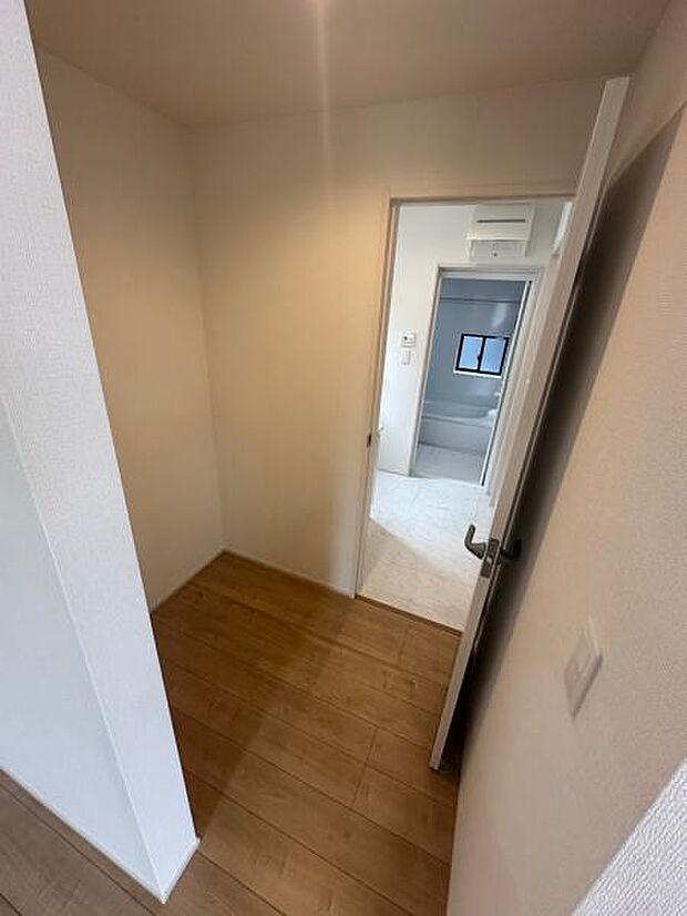 ここ大注目のパントリー。キッチンから洗面、お風呂が一直線に繋がる動線良好な収納空間。全ストックをここに・・