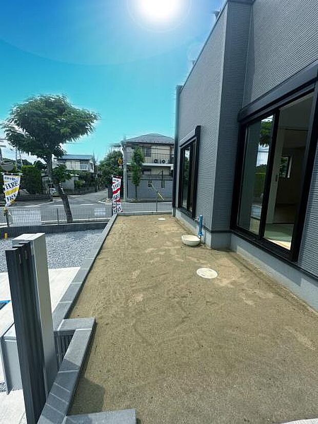 プールを置ける広さ確保のお庭。横幅、奥行もしっかり取れた嬉しいスペース。