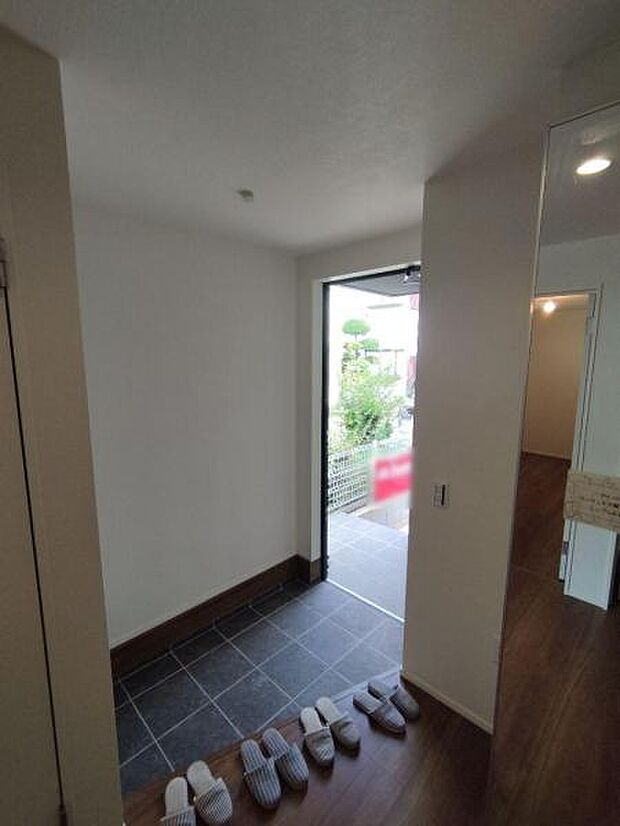 （2号棟） 鏡も付いたスタイリッシュな玄関。家族の靴もしっかりしまえます。