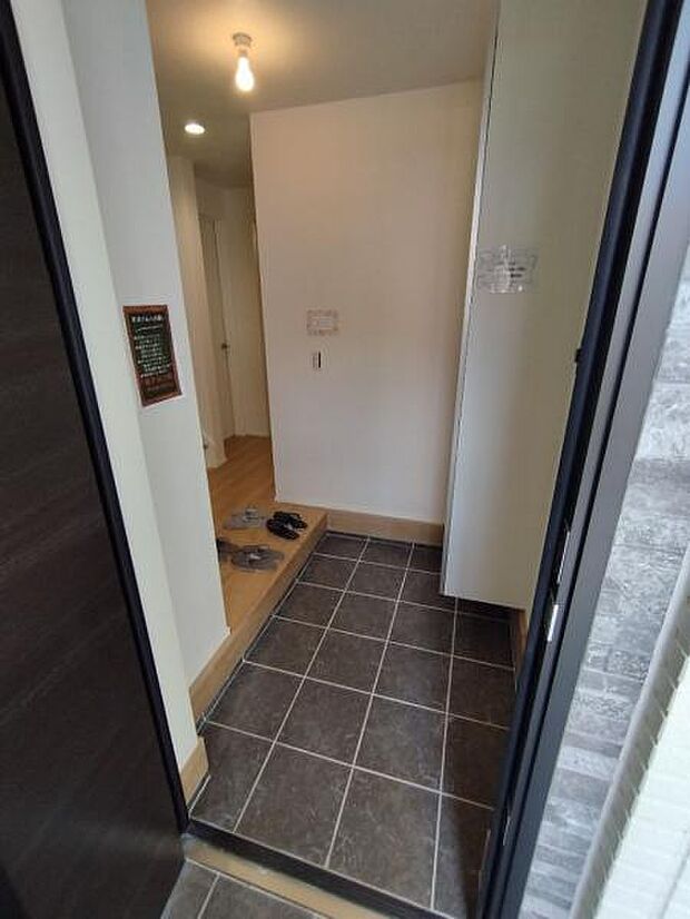 （1号棟） 明るくお洒落な玄関がお出迎えしてくれます。