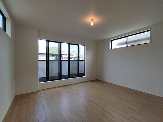 （1号棟） 19帖のリビング。家族との憩いの場所は外からの目線も気になりづらいです。